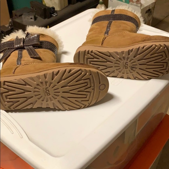 Guc Uggs with bow - Picture 3 of 5